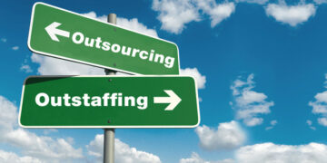 Outstaffing vs Outsourcing