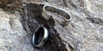 Elevate Your Style with Tailored Men’s Hinged Wedding Rings