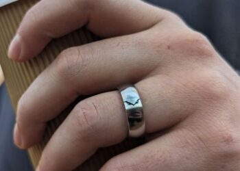 Discover the Elegance of Hinged Rings: Tailored Rings for Every Style