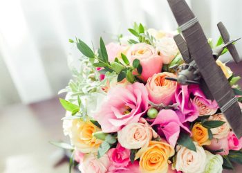 Classic vs. Mixed: How to Decide What Goes in a Bouquet for Different Recipients