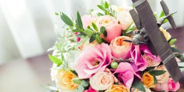 Classic vs. Mixed: How to Decide What Goes in a Bouquet for Different Recipients