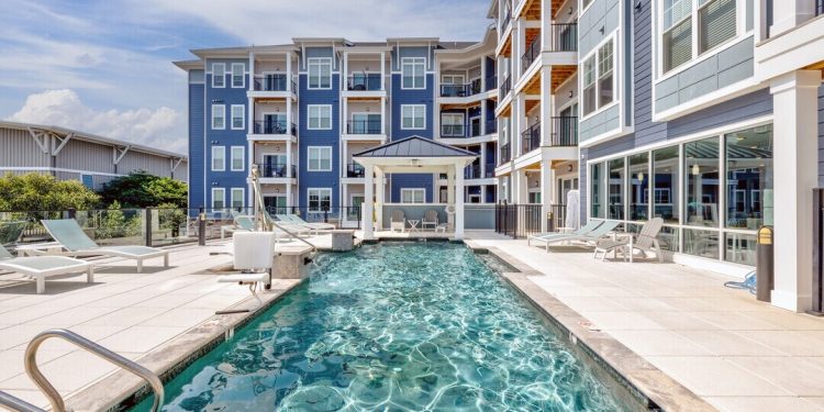 What to Look for in a Commercial Pool Management Company Before You Sign Anything